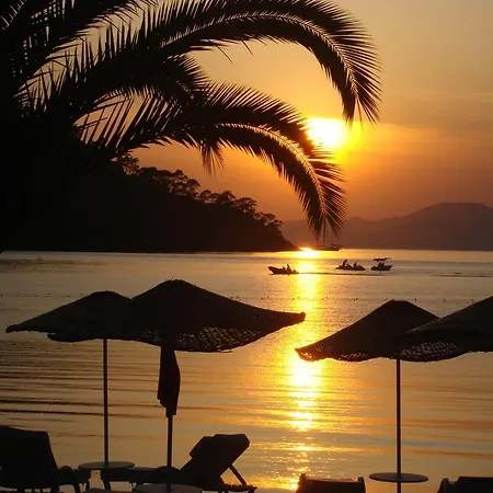 Lighthouse Natalia Aparts פאטהיה