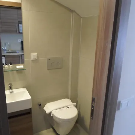 Lighthouse Natalia Aparts פאטהיה